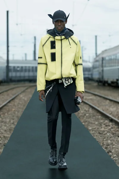 Look 16
